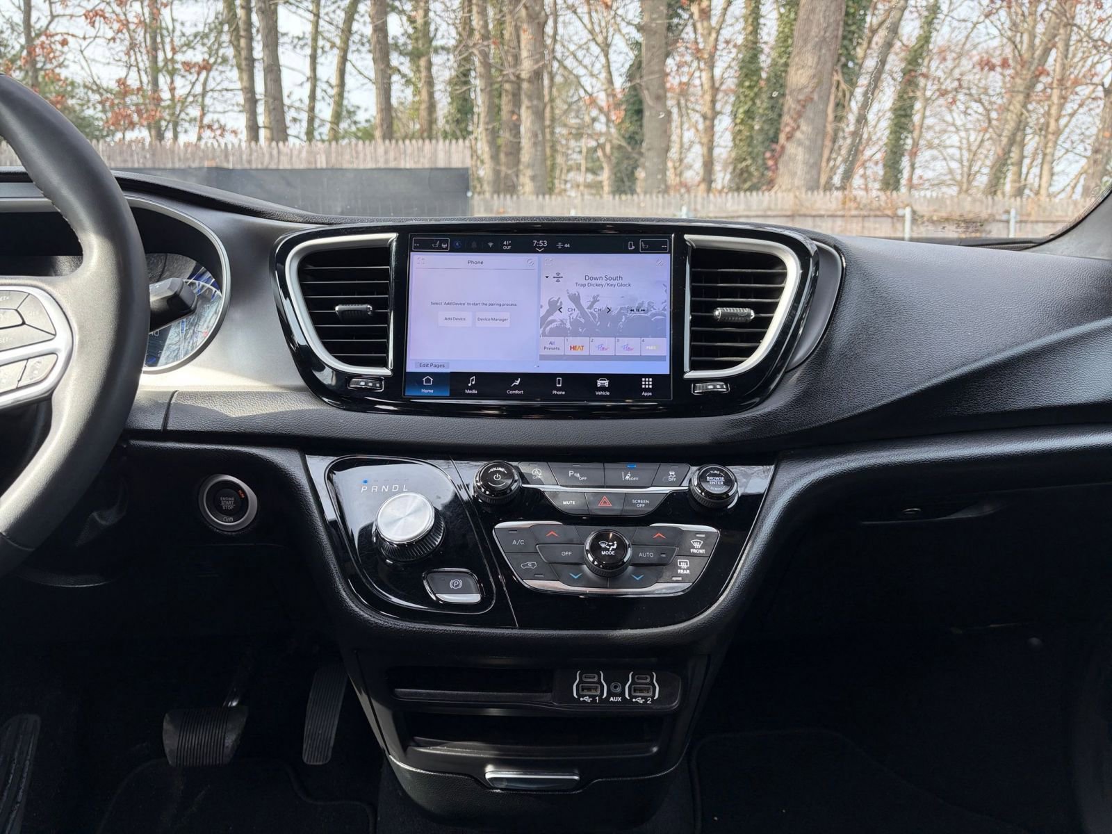 Used 2025 Chrysler Pacifica Select image 17