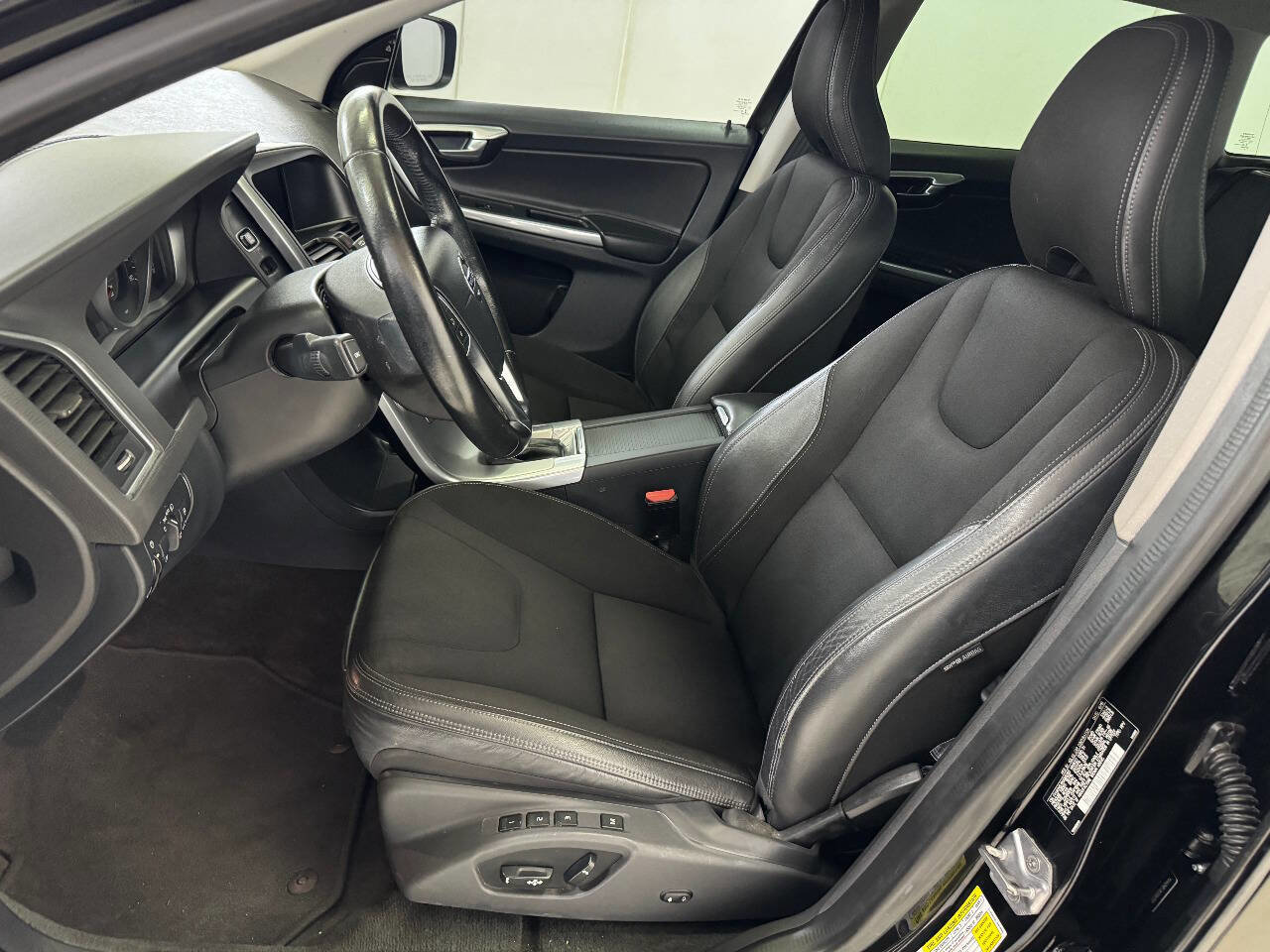 Used 2017 Volvo XC60 T5 w/ Tailgate Package image 48