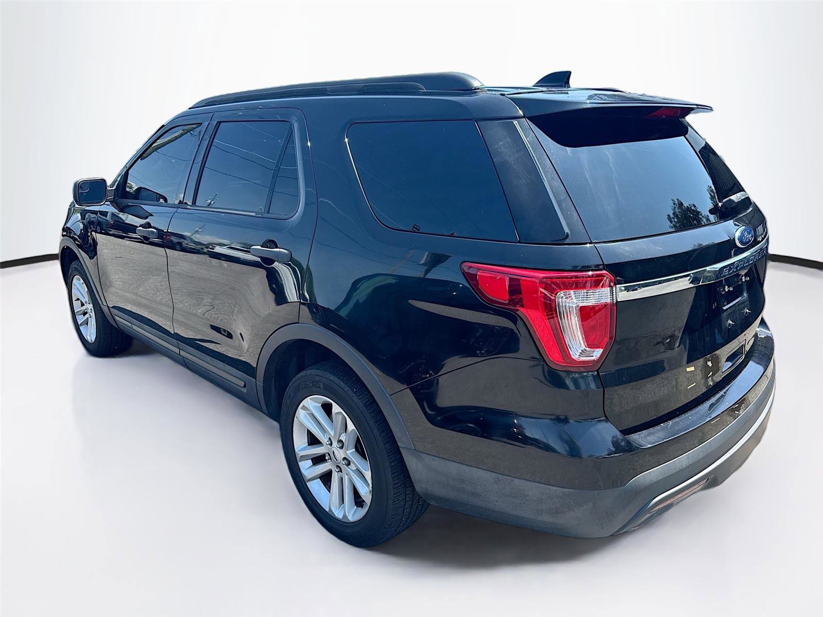 Used 2016 Ford Explorer 4WD image 3