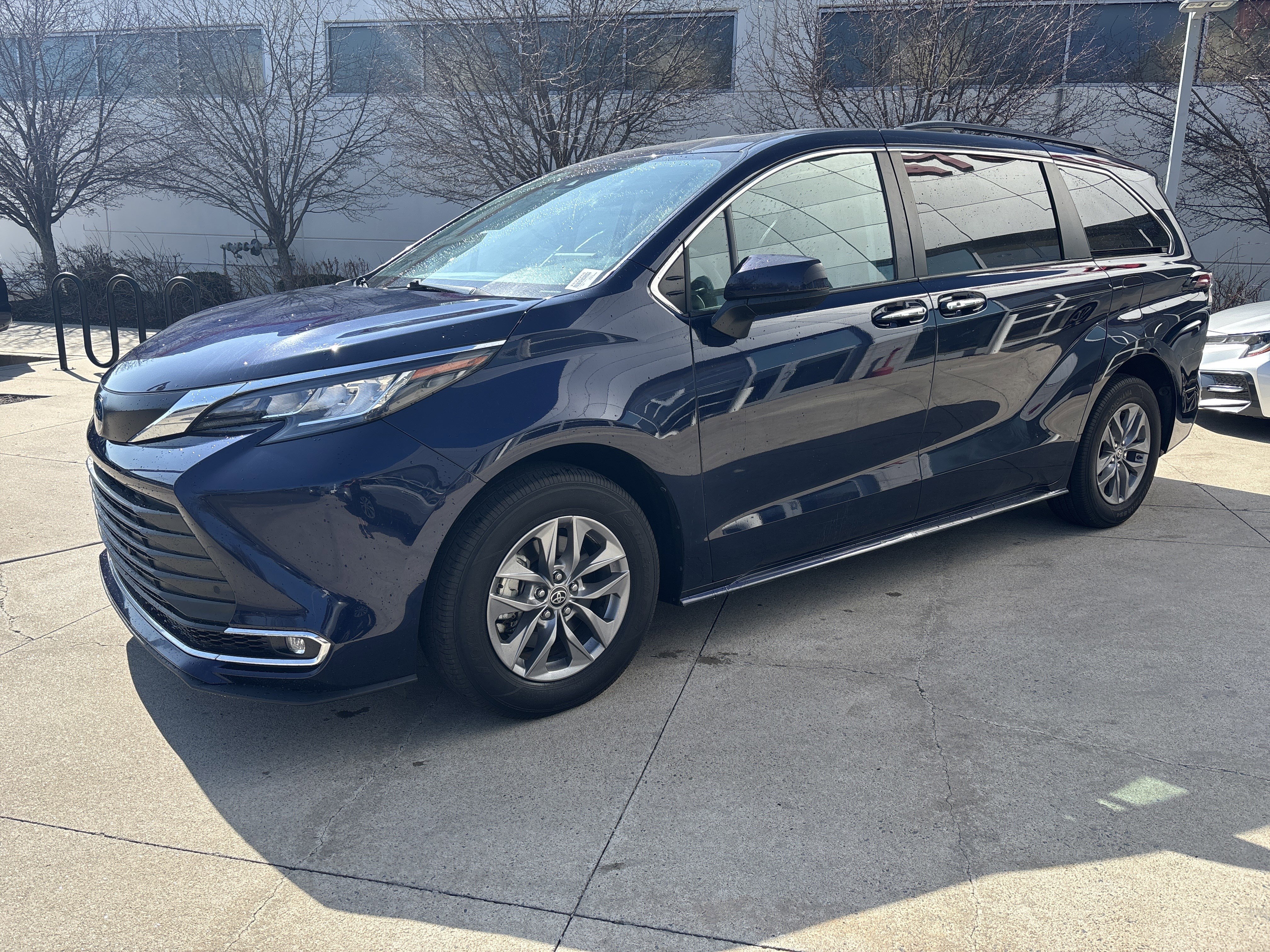 Used 2022 Toyota Sienna XLE FWD image 3