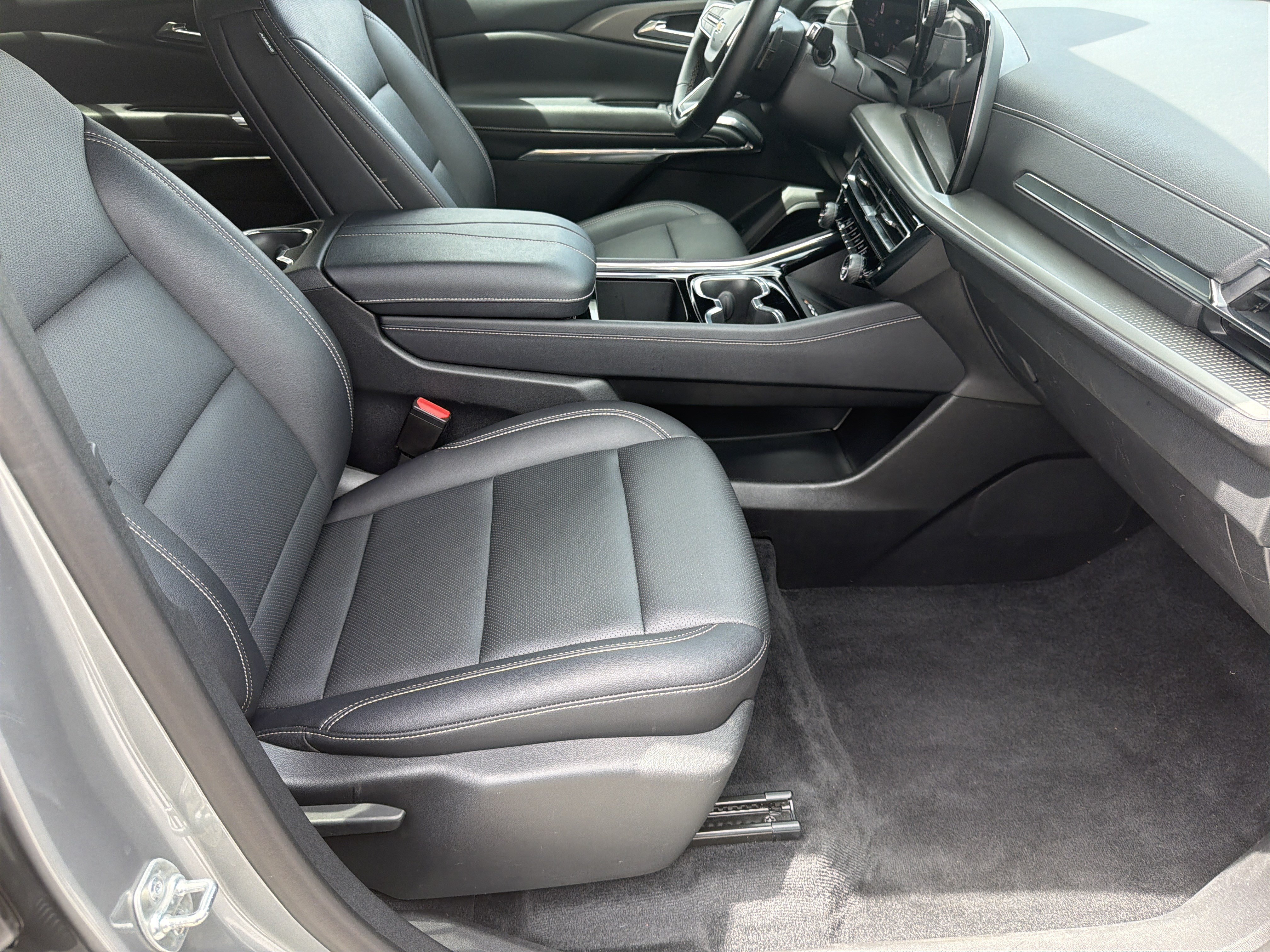 Used 2025 Chevrolet Traverse LT FWD image 16