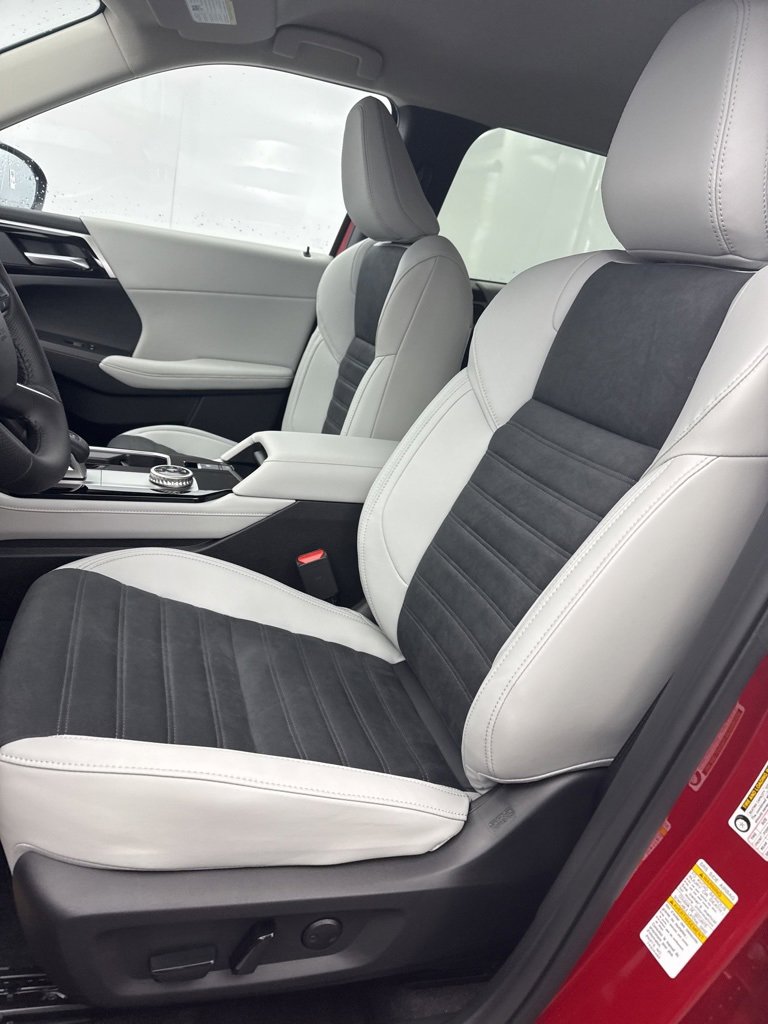 New 2025 Mitsubishi Outlander SE image 13