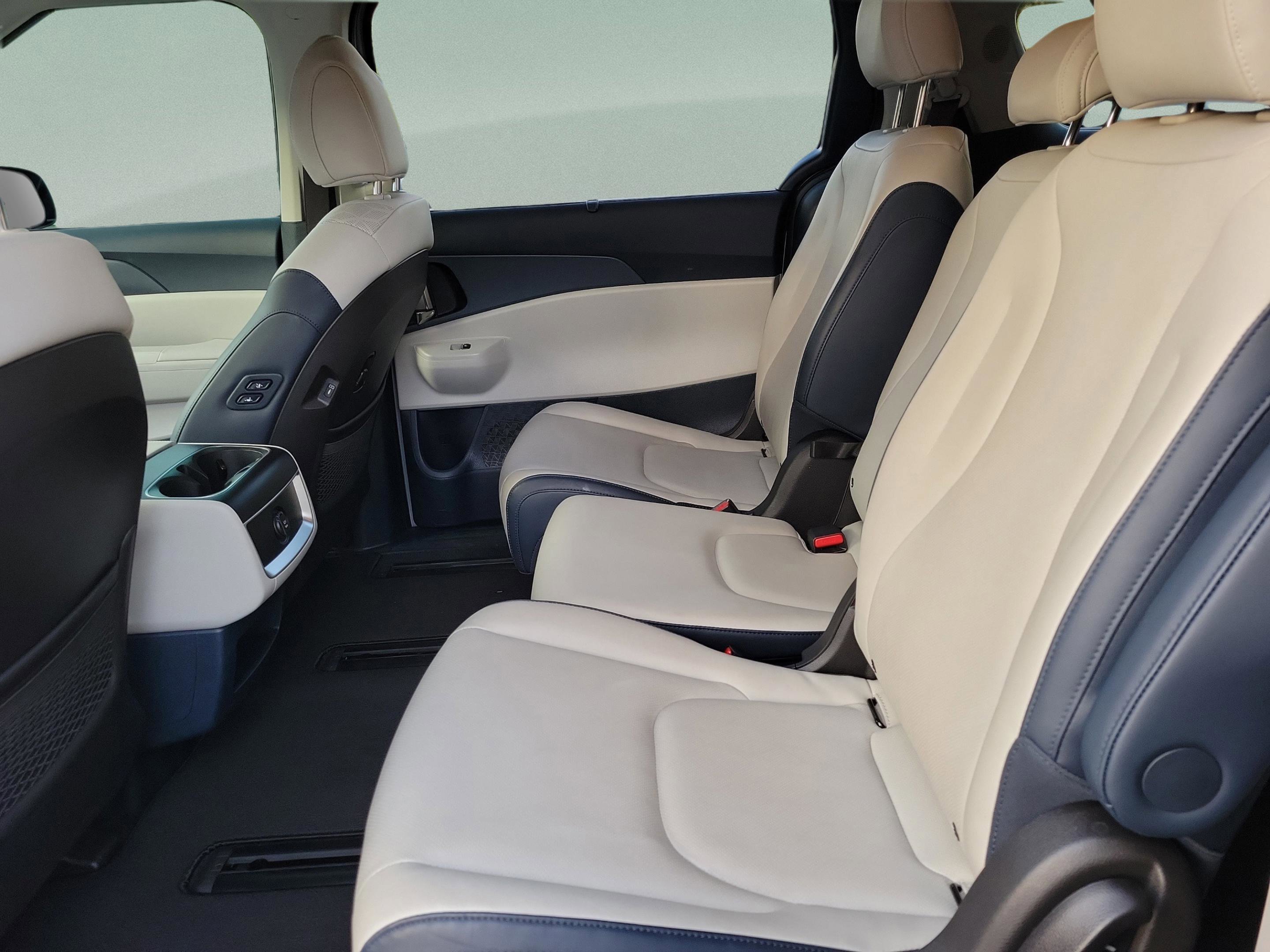 Used 2026 Kia Carnival EX FWD image 7
