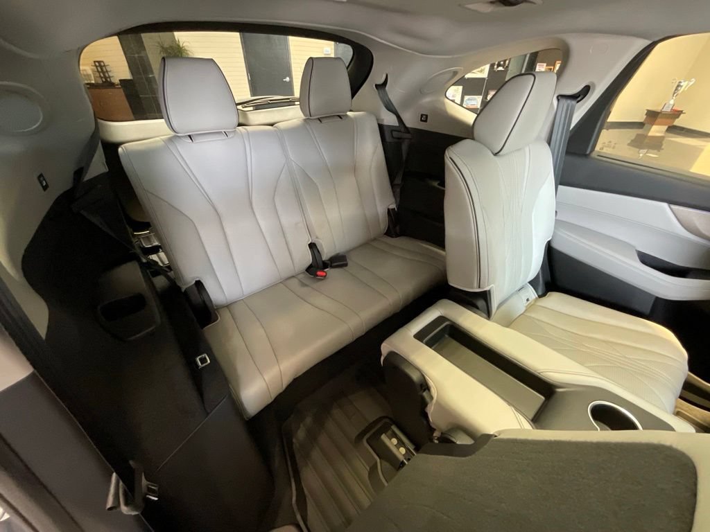Certified 2026 Acura MDX w/ Advance Package AWD/4WD image 24