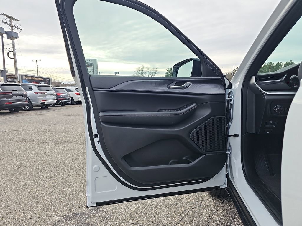 New 2025 Jeep Grand Cherokee Altitude image 13