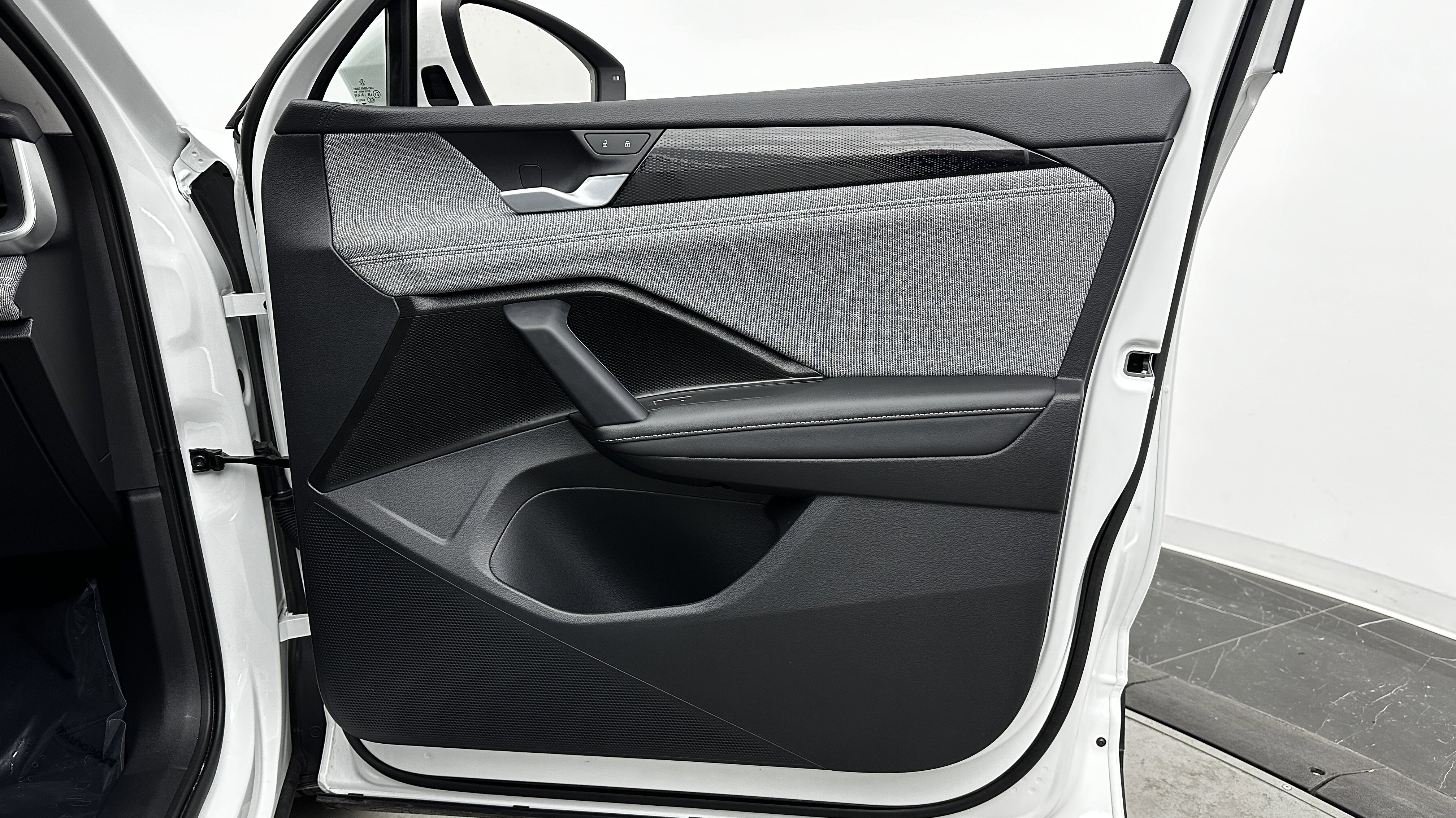 Used 2025 Volkswagen Tiguan S image 33