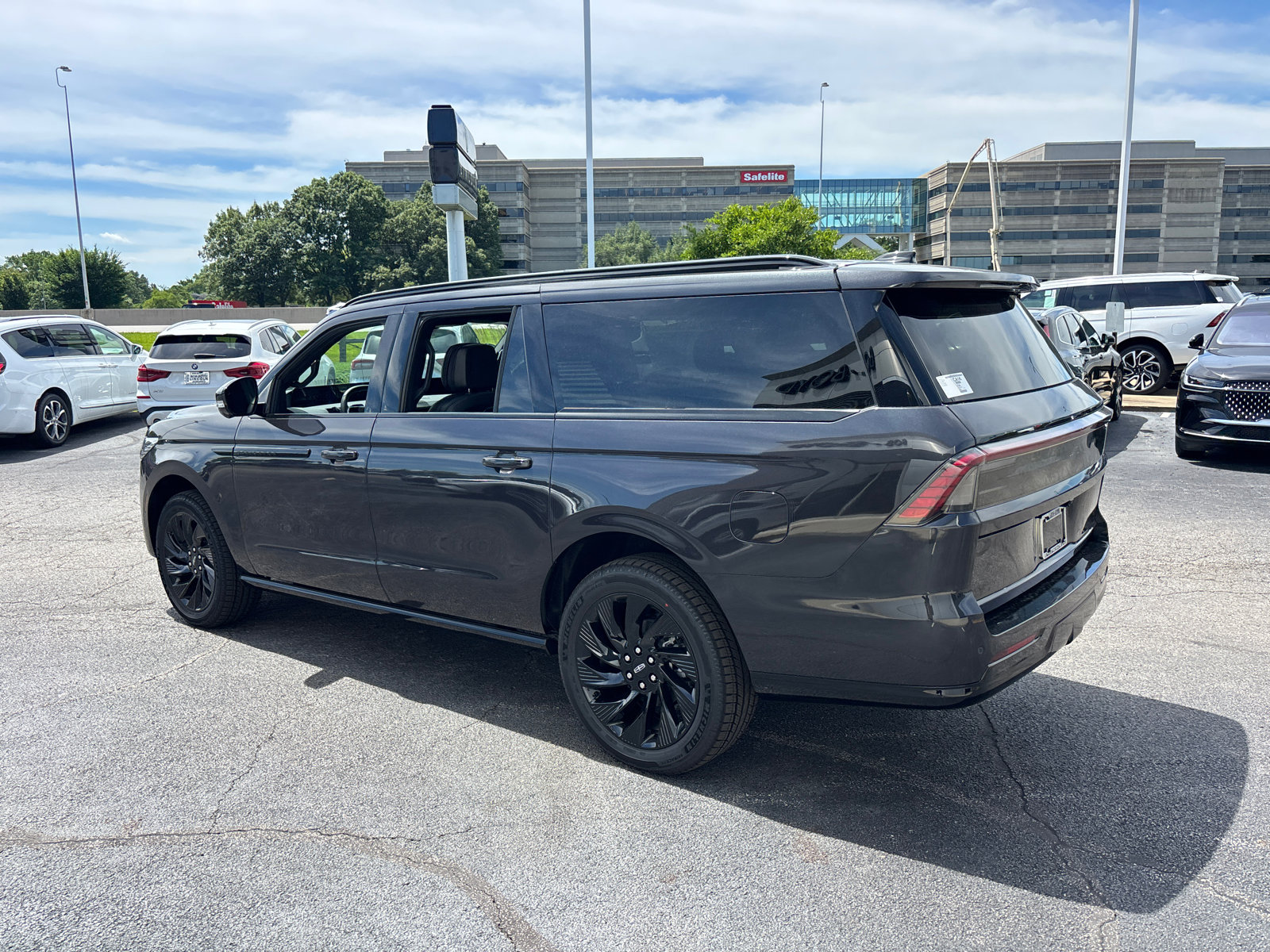 New 2026 Lincoln Navigator L Reserve w/ Jet Appearance Package AWD/4WD image 5