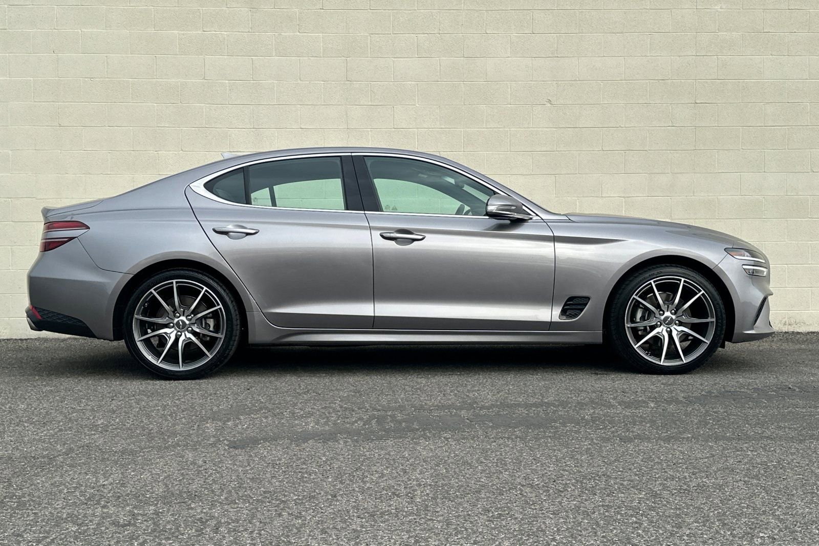 Used 2023 Genesis G70 2.0T image 3
