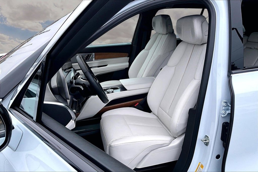 Used 2027 Cadillac Vistiq Luxury w/ LPO, Floor Liner Package AWD/4WD image 21