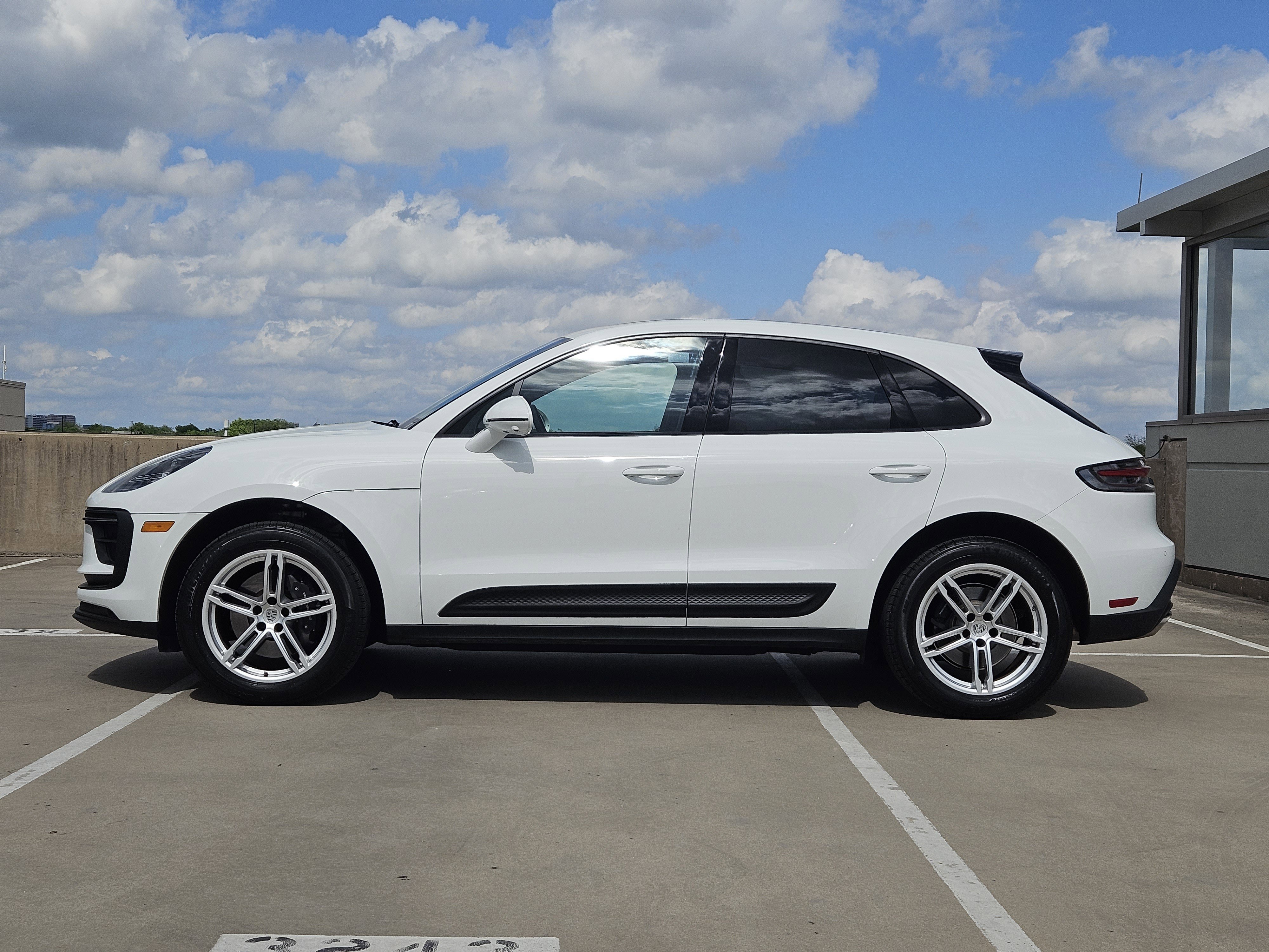 Certified 2025 Porsche Macan image 2