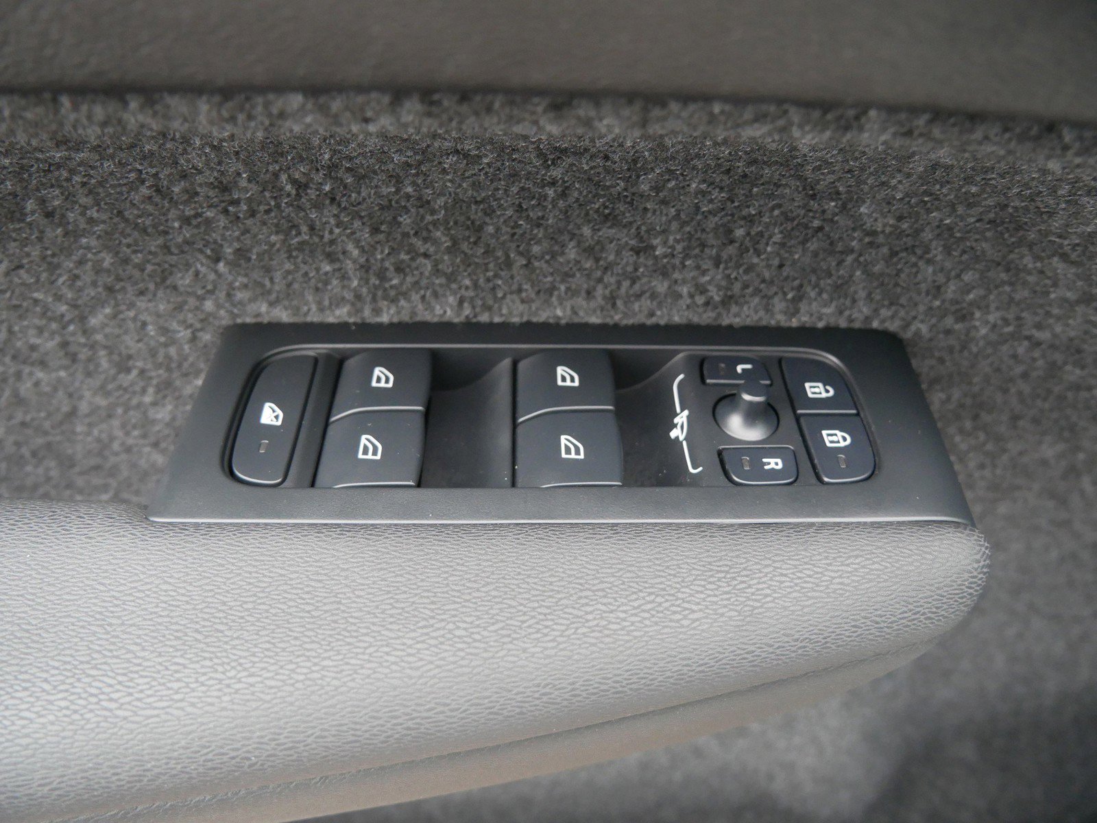 Used 2025 Volvo XC40 B5 Plus image 17