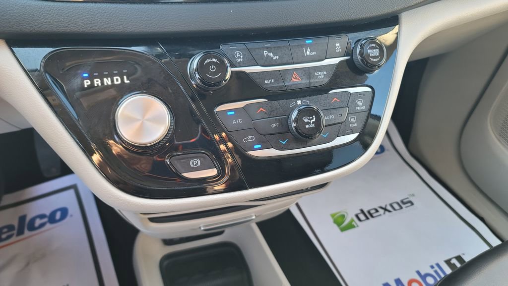 Used 2023 Chrysler Pacifica Touring-L FWD image 22