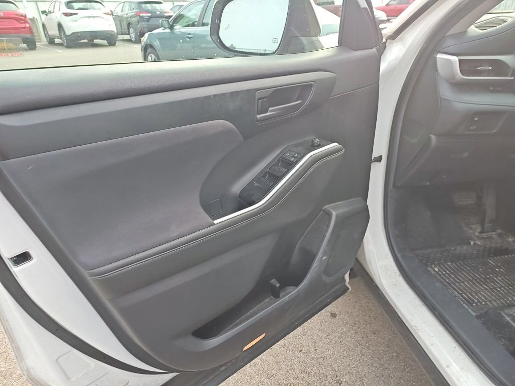 Used 2020 Toyota Highlander LE FWD image 5