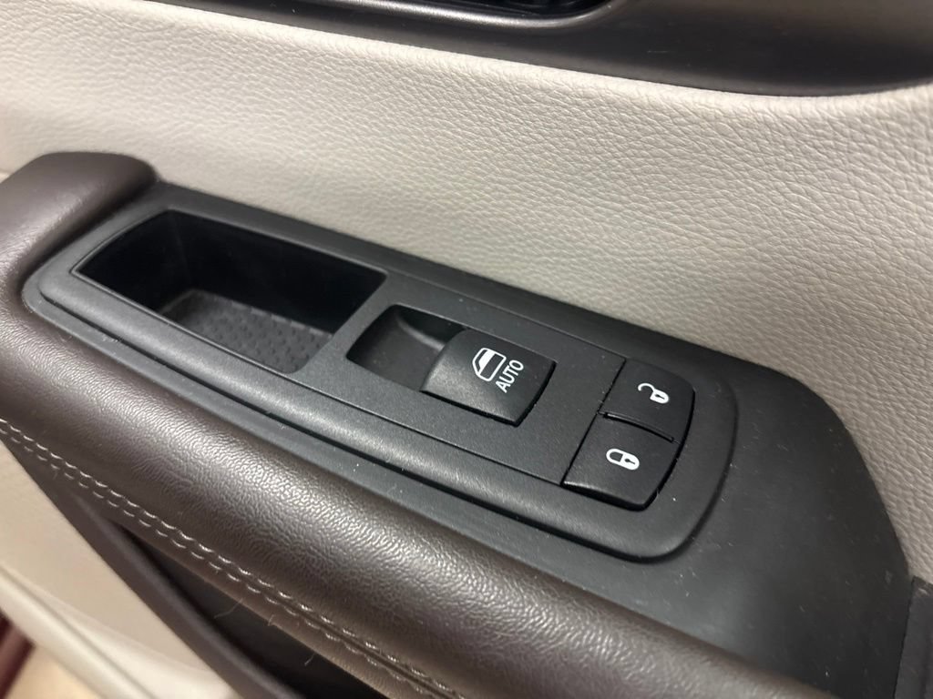 Used 2017 Chrysler Pacifica Touring Plus w/ Tire & Wheel Group FWD image 36