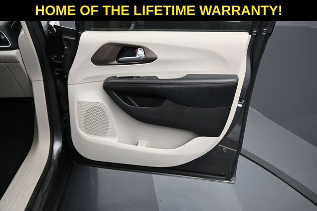 Used 2018 Chrysler Pacifica Touring-L Plus FWD image 50