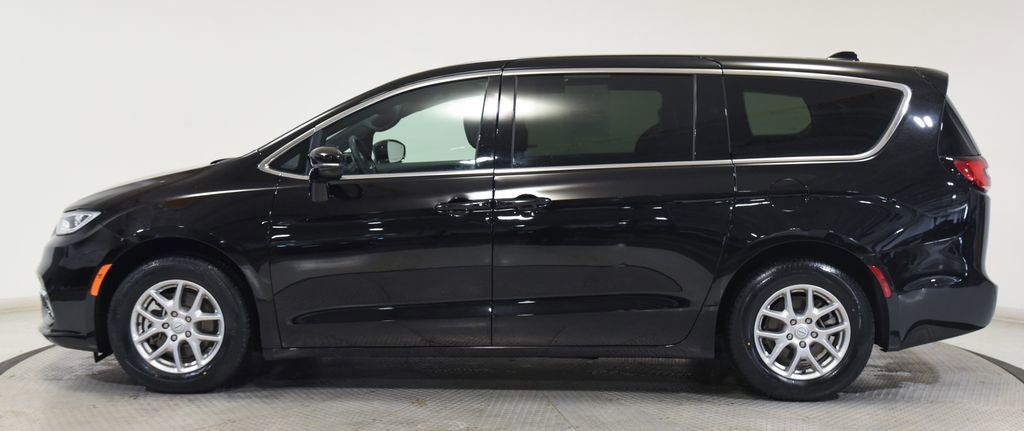 Used 2025 Chrysler Pacifica Select FWD image 10
