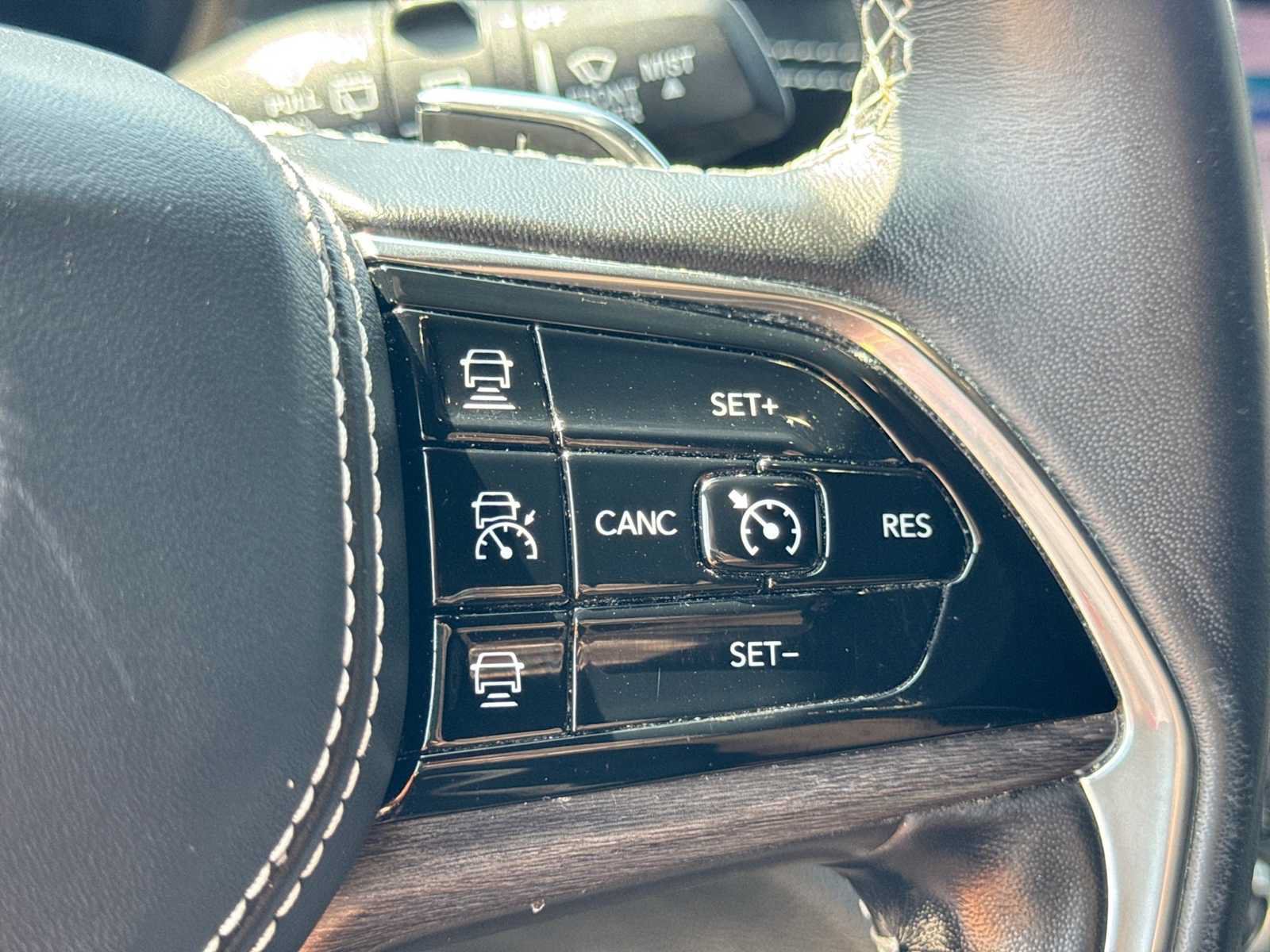 Used 2022 Jeep Grand Cherokee Overland AWD/4WD image 25