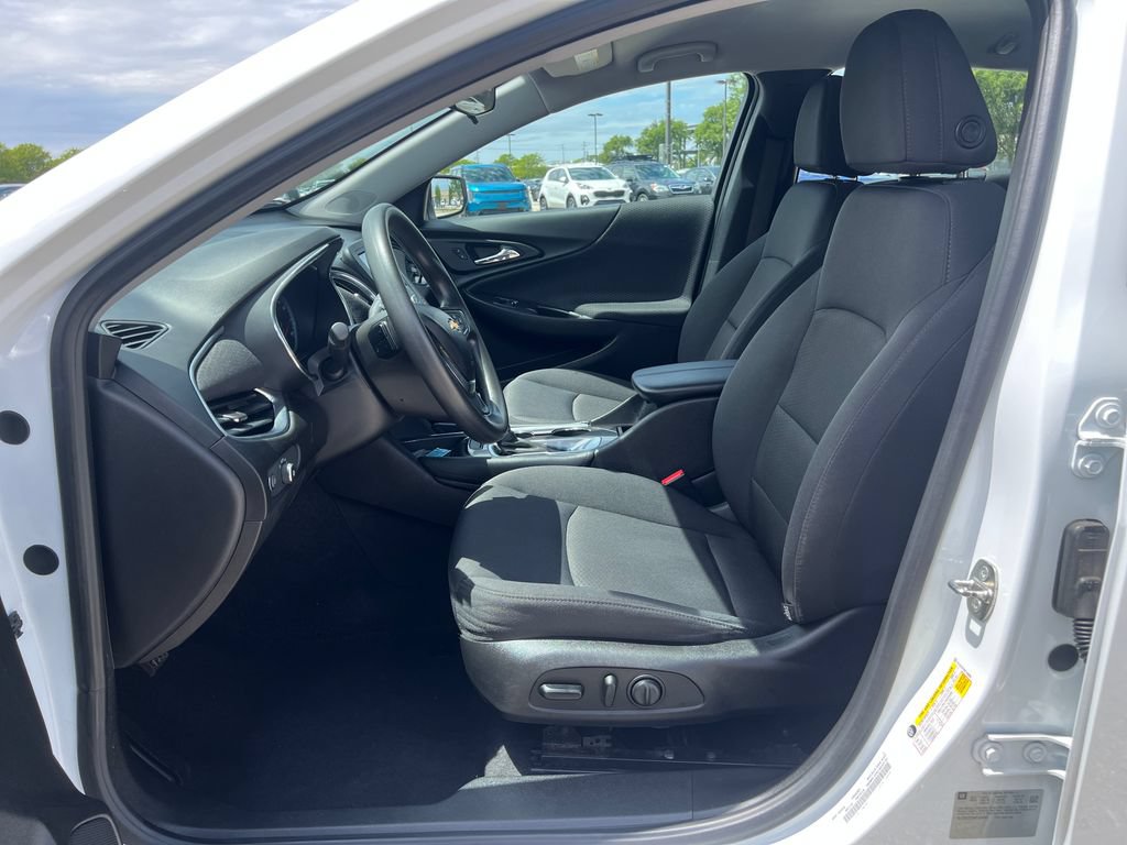 Used 2017 Chevrolet Malibu LT FWD image 9