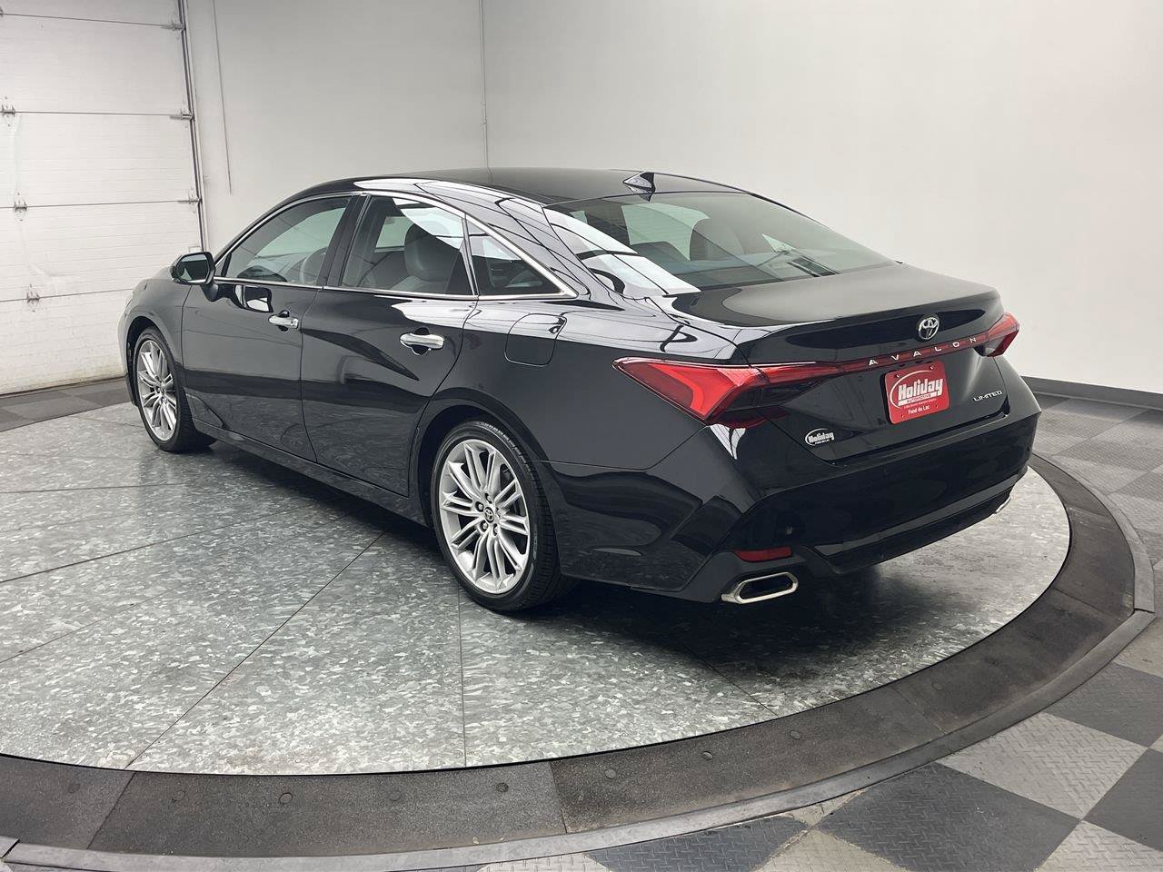 Used 2021 Toyota Avalon Limited w/ Advanced Safety Package FWD image 2