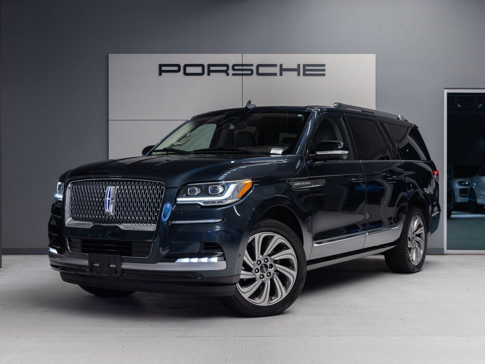 Used 2022 Lincoln Navigator L Reserve AWD/4WD image 1