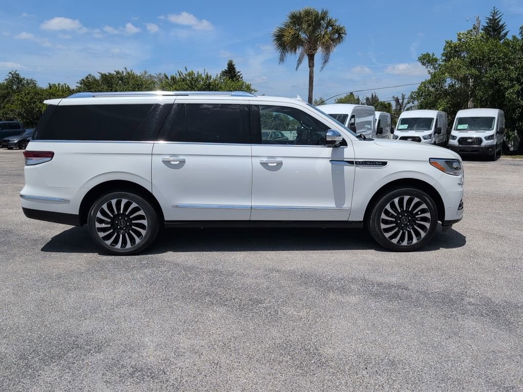 Used 2022 Lincoln Navigator L Black Label AWD/4WD image 2