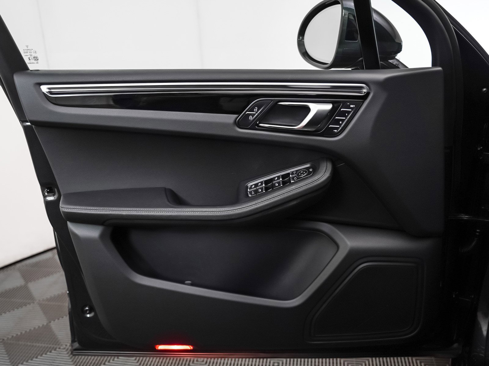 Certified 2025 Porsche Macan S image 25