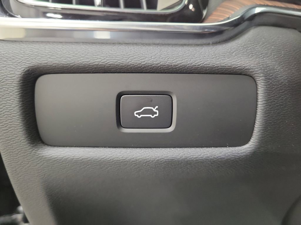 New 2026 Volvo V60 B5 Cross Country Plus w/ Protection Package Premier image 32