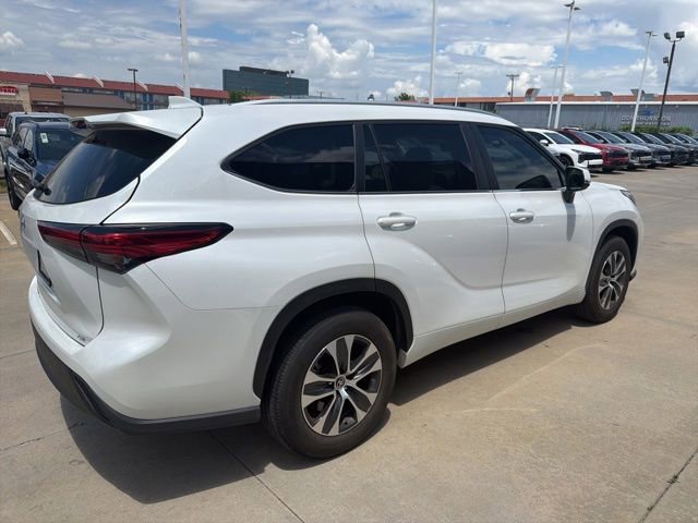 Used 2023 Toyota Highlander XLE FWD image 4