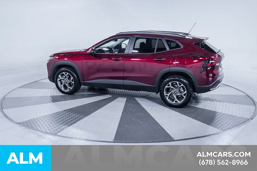 Used 2025 Chevrolet Trax LT FWD image 5