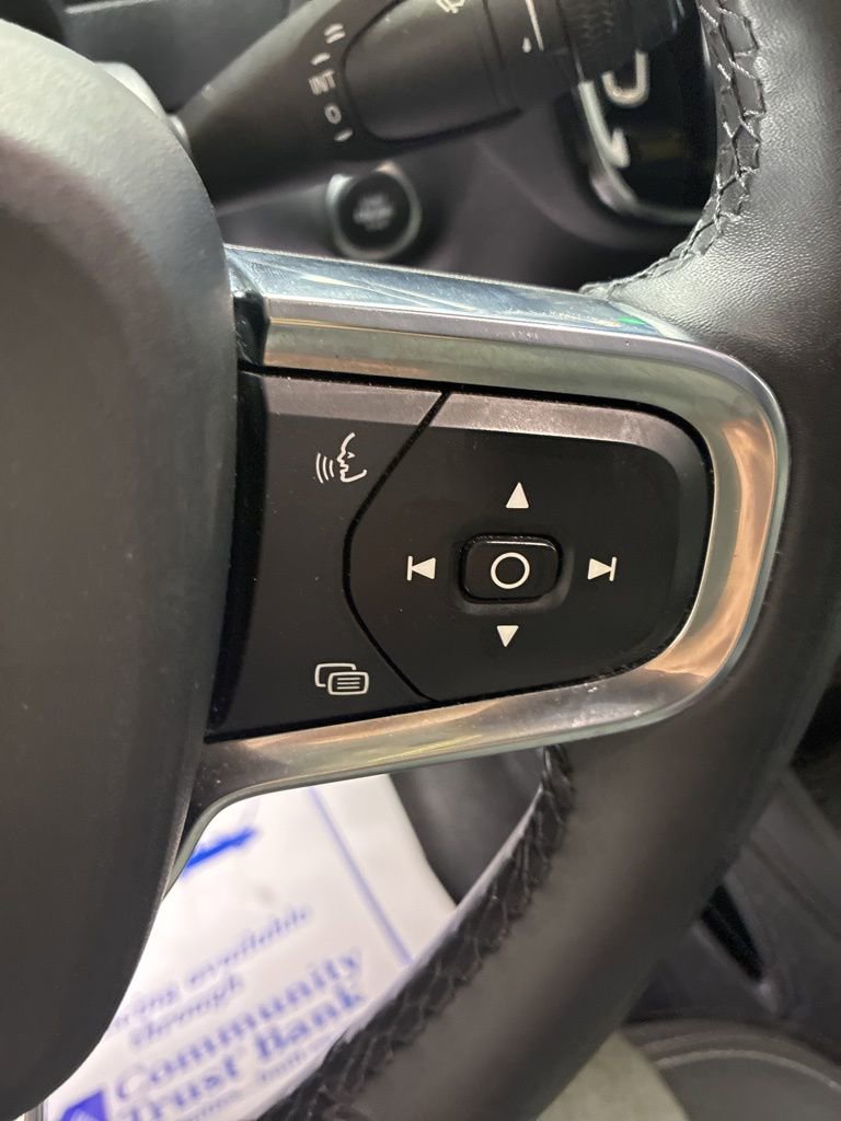 Used 2024 Volvo XC40 B5 Core image 15