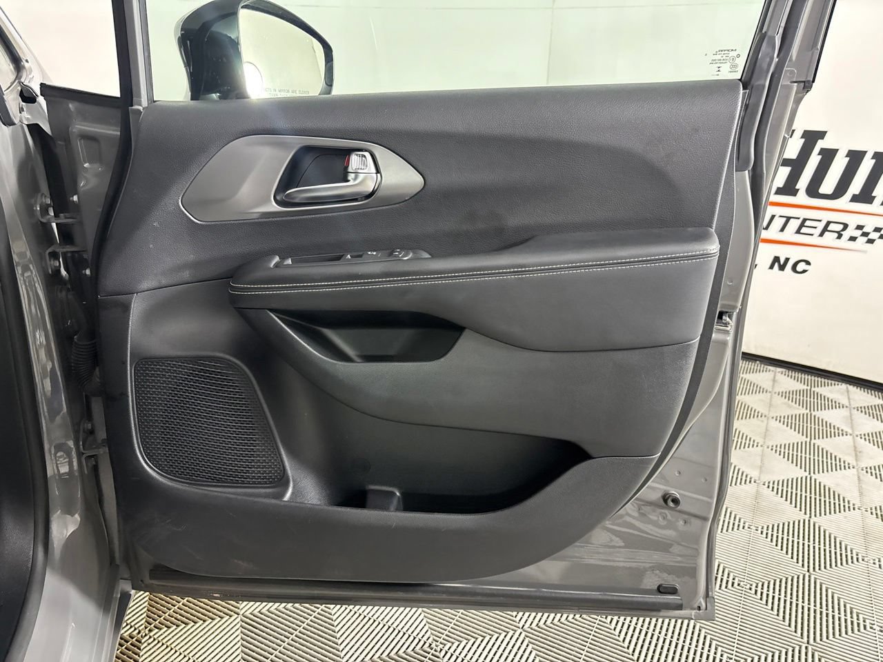 Used 2025 Chrysler Pacifica Select FWD image 25