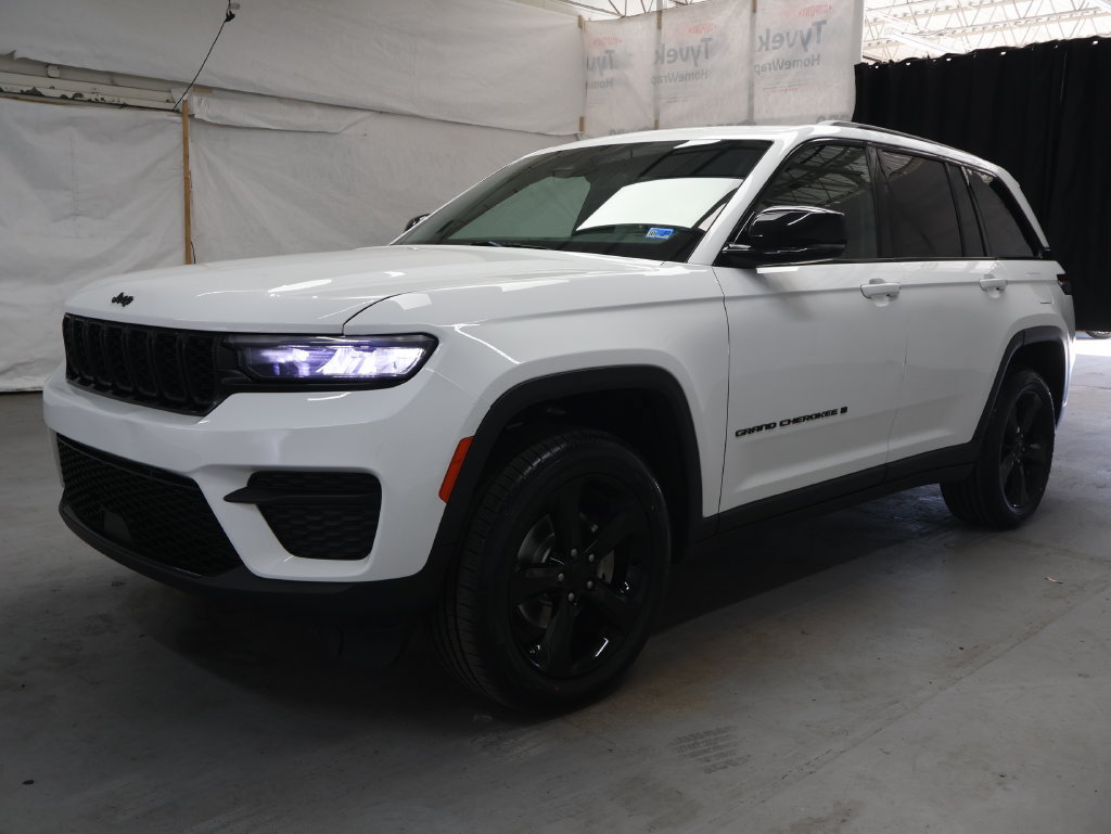 Used 2023 Jeep Grand Cherokee Altitude AWD/4WD image 3
