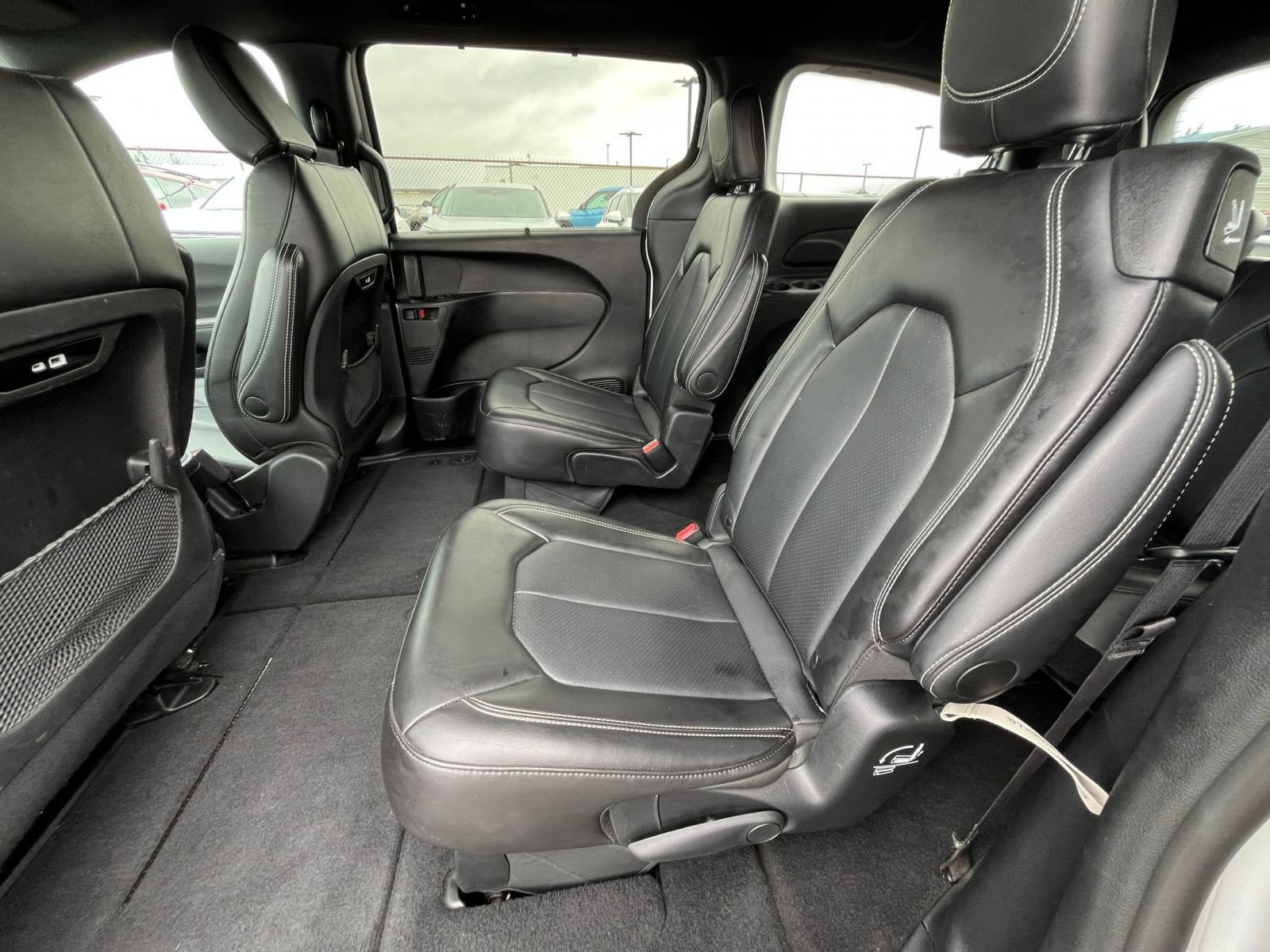 Used 2025 Chrysler Pacifica Select FWD image 27