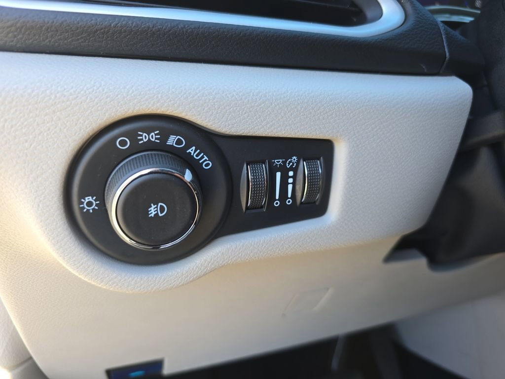 Used 2024 Chrysler Pacifica Touring-L FWD image 27