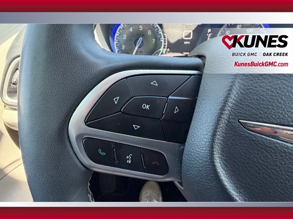 Used 2023 Chrysler Pacifica Touring-L FWD image 18