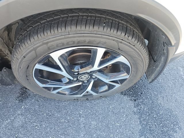 Used 2019 Toyota C-HR XLE FWD image 11