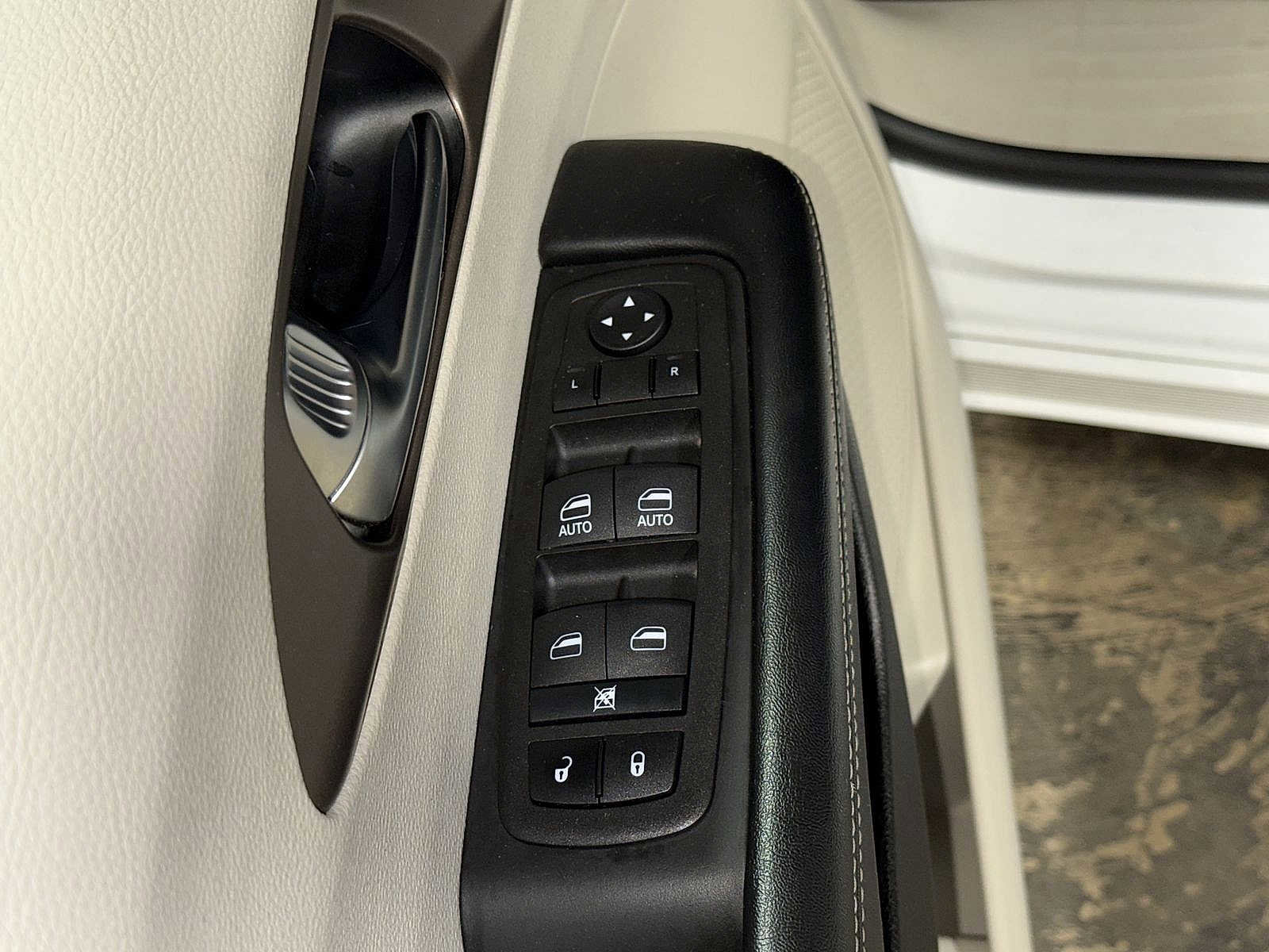 Used 2022 Chrysler Voyager LX image 23