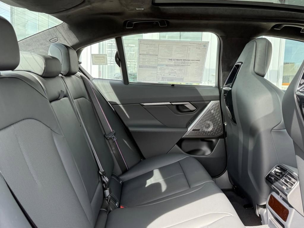 New 2025 BMW M5 w/ Executive Package AWD/4WD image 5