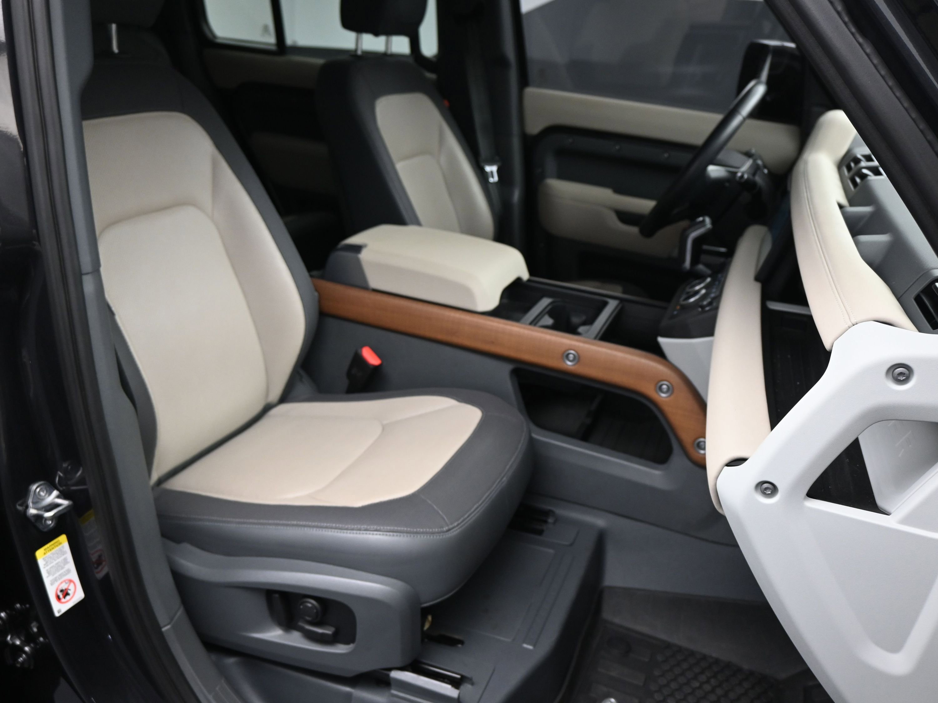 Used 2023 Land Rover Defender 110 X-Dynamic SE image 10