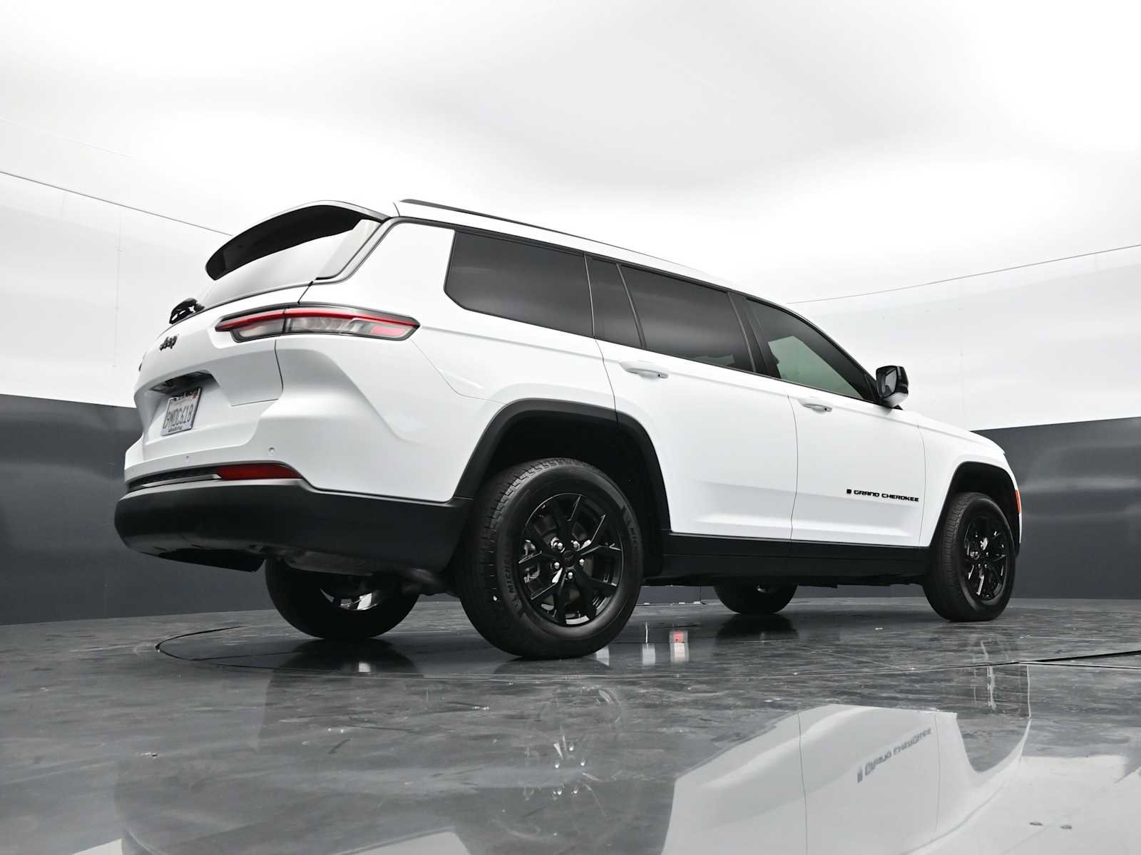 Used 2024 Jeep Grand Cherokee L Laredo RWD image 30