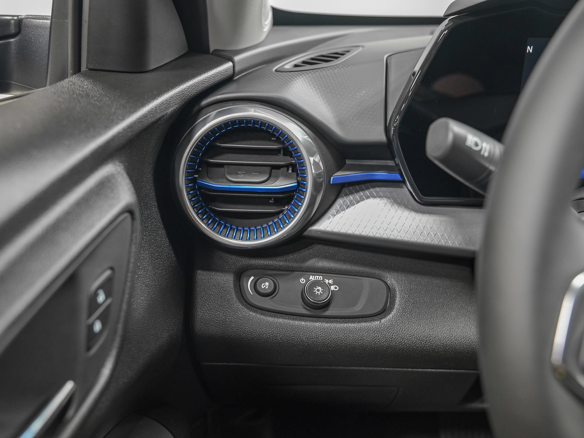 Used 2026 Chevrolet Trax LT FWD image 17