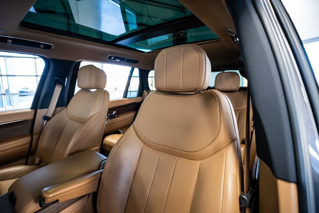 Used 2023 Land Rover Range Rover Long Wheelbase SE image 34