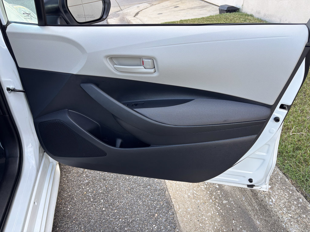 Used 2025 Toyota Corolla LE FWD image 31