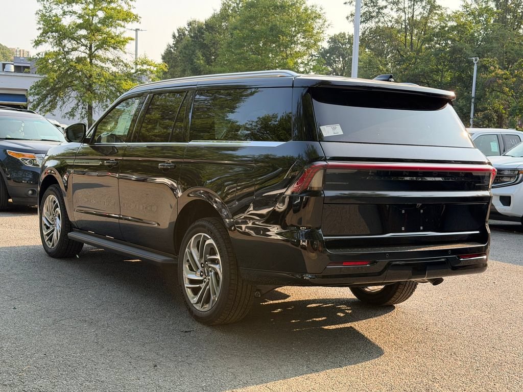 New 2027 Lincoln Navigator L Premier AWD/4WD image 4