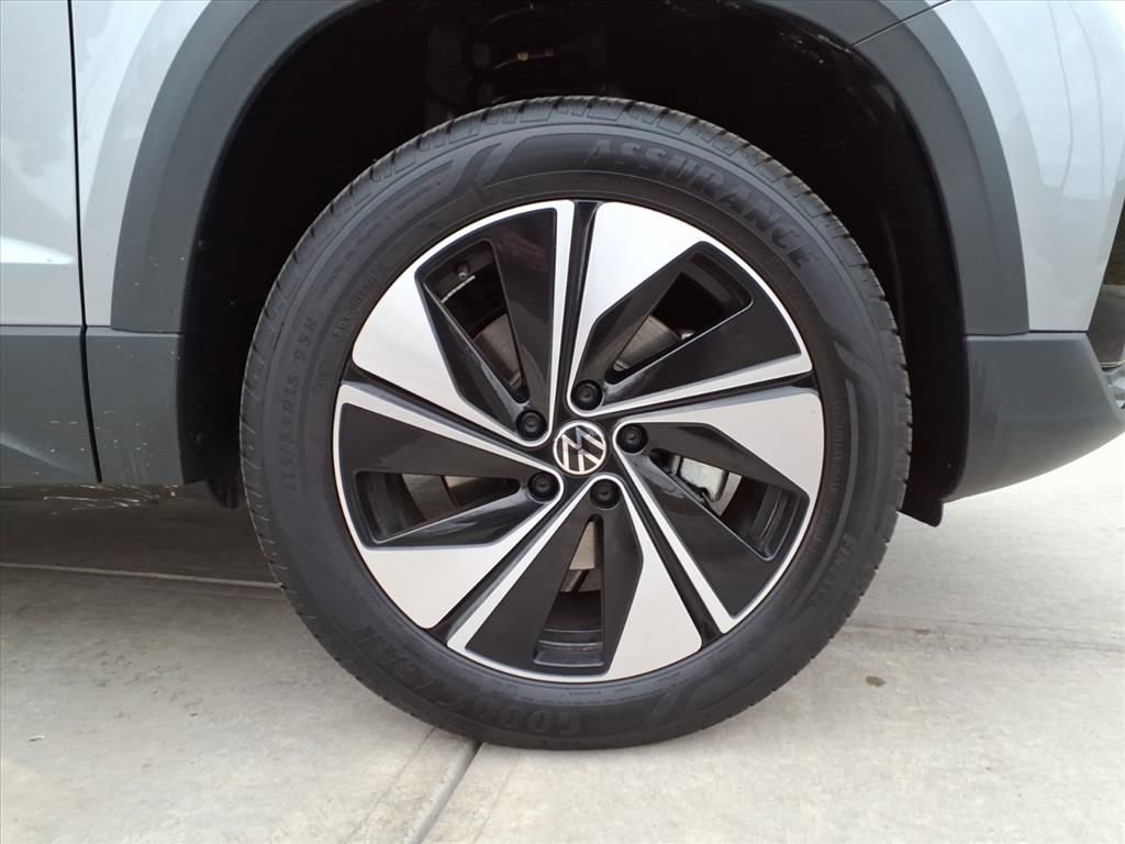 Used 2024 Volkswagen Taos SE image 9