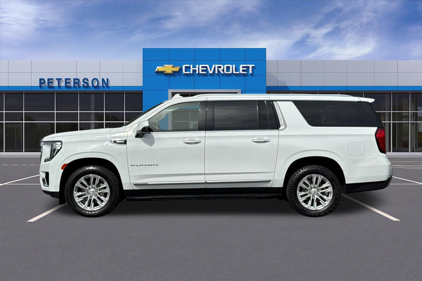 Certified 2024 GMC Yukon XL SLT w/ SLT Premium Package AWD/4WD image 7