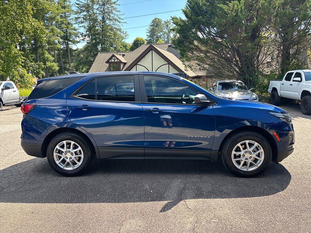 Used 2022 Chevrolet Equinox LS AWD/4WD image 3