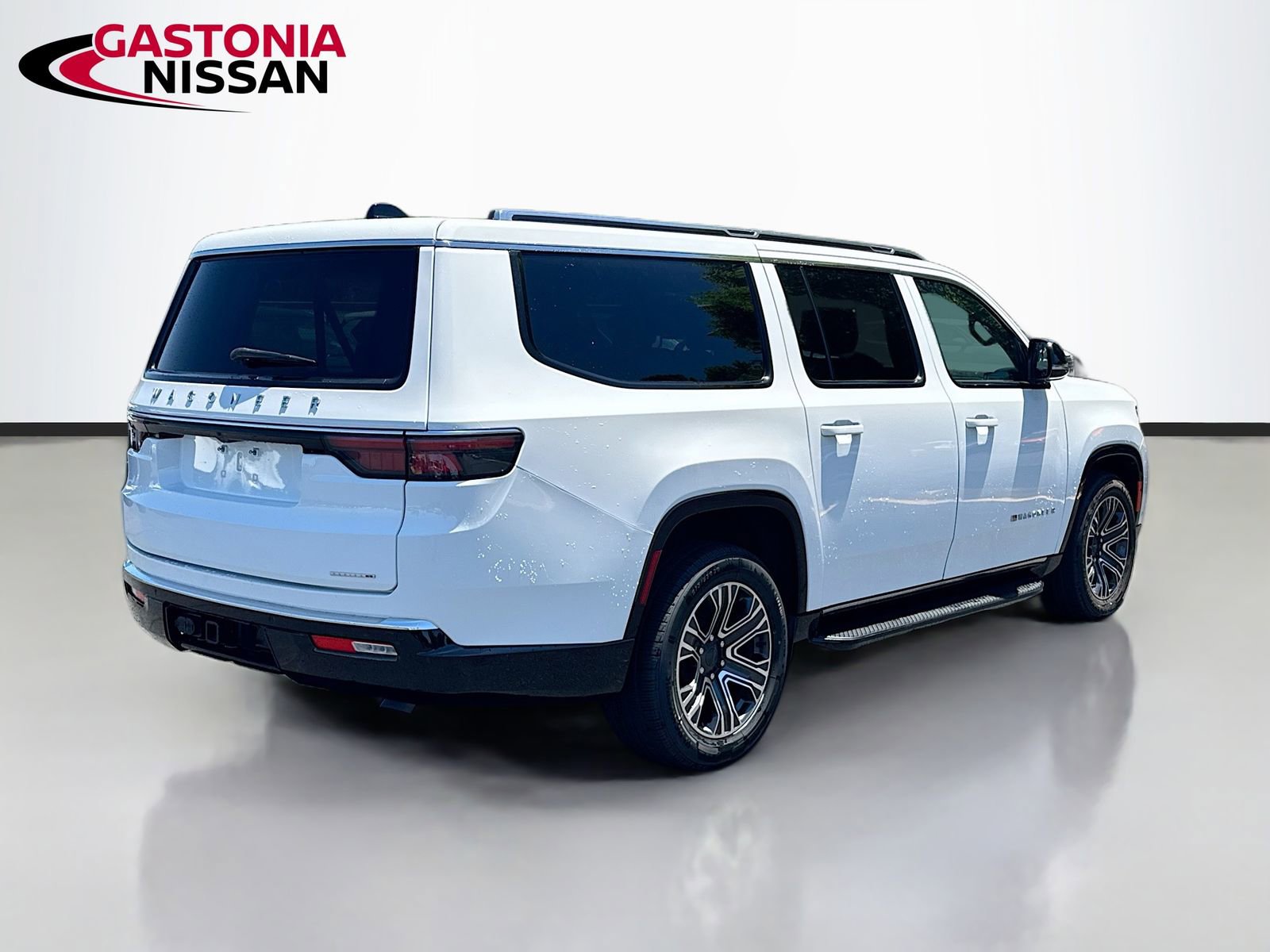 Used 2024 Jeep Wagoneer L Series II RWD image 9