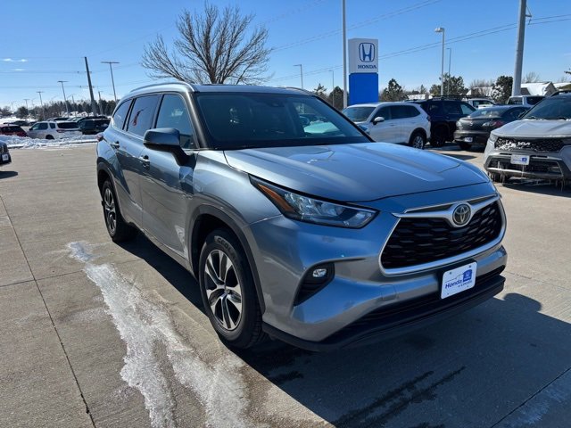 Used 2020 Toyota Highlander XLE image 3