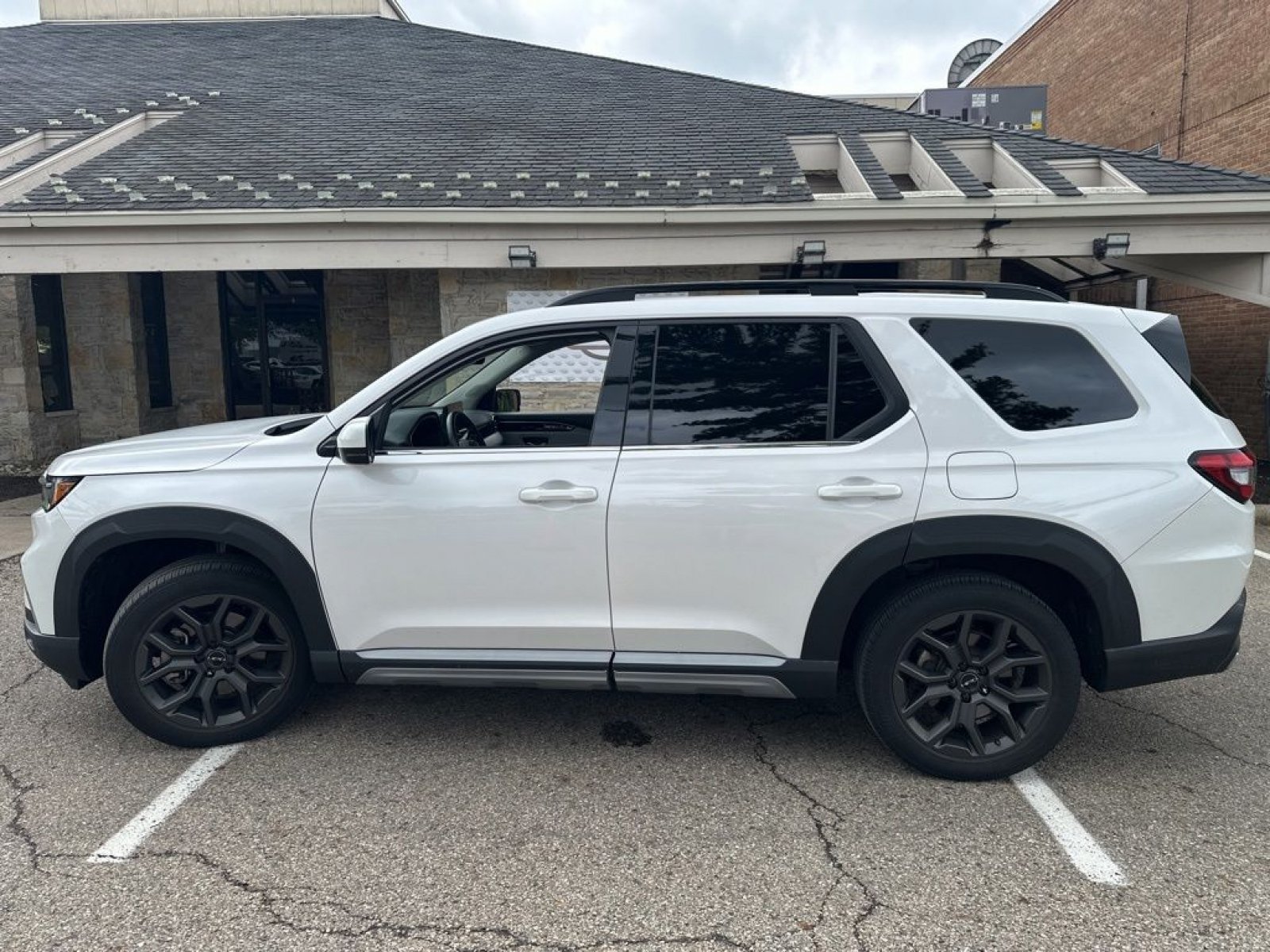 Used 2023 Honda Pilot Touring image 11